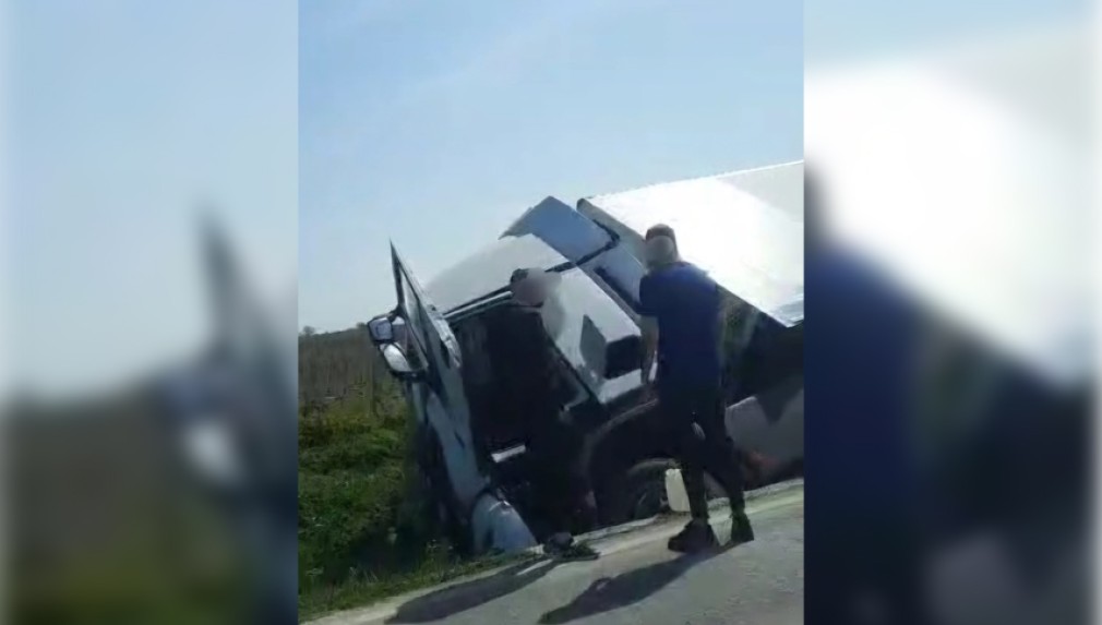 Un camion s-a răsturnat la Constanța. Intervin pompierii