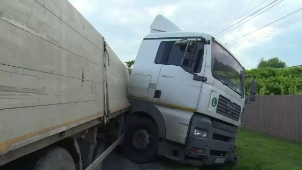 Doi soți loviți de camion și aruncați în șanțul cu apă