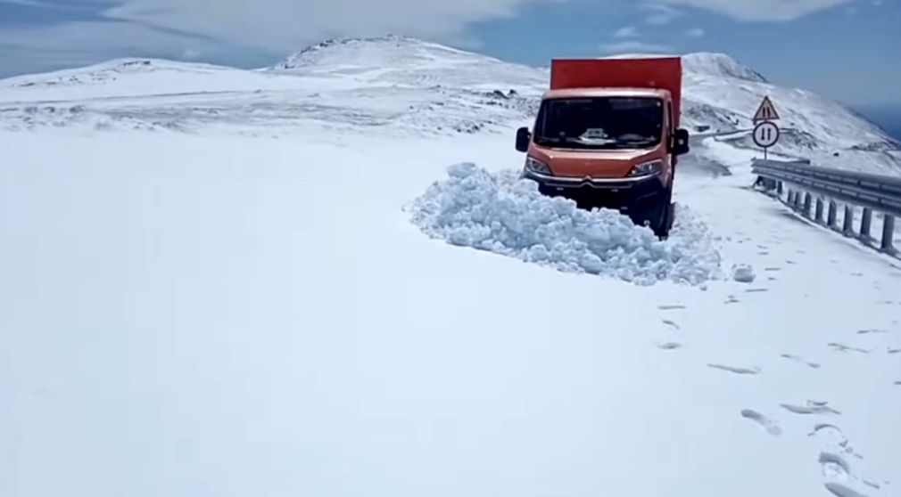 VIDEO Nu mergeți pe Transalpina. Ninsoare foarte mare