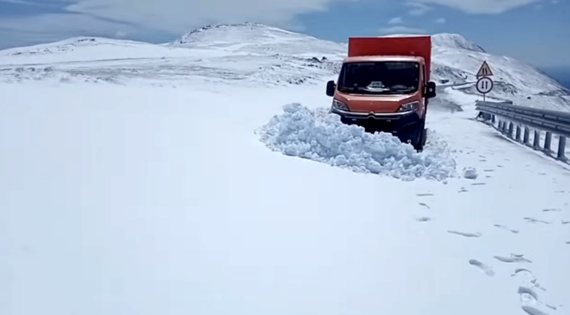 VIDEO Nu mergeți pe Transalpina. Ninsoare foarte mare