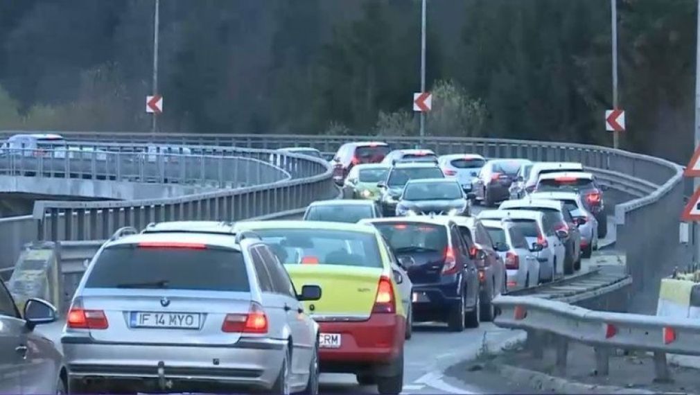 VIDEO Blocaj și coloană de mașini de peste 10 kilometri pe Valea Oltului