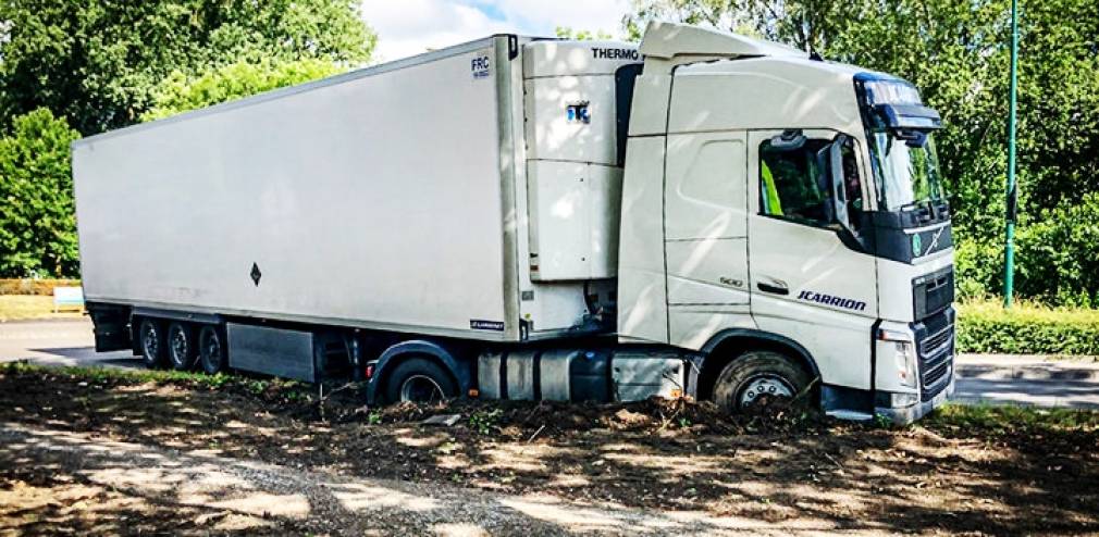 OLANDA. UN CAMION JCARRIÓN, BLOCAT PE MARGINEA DRUMULUI ÎNTR-O CURBĂ