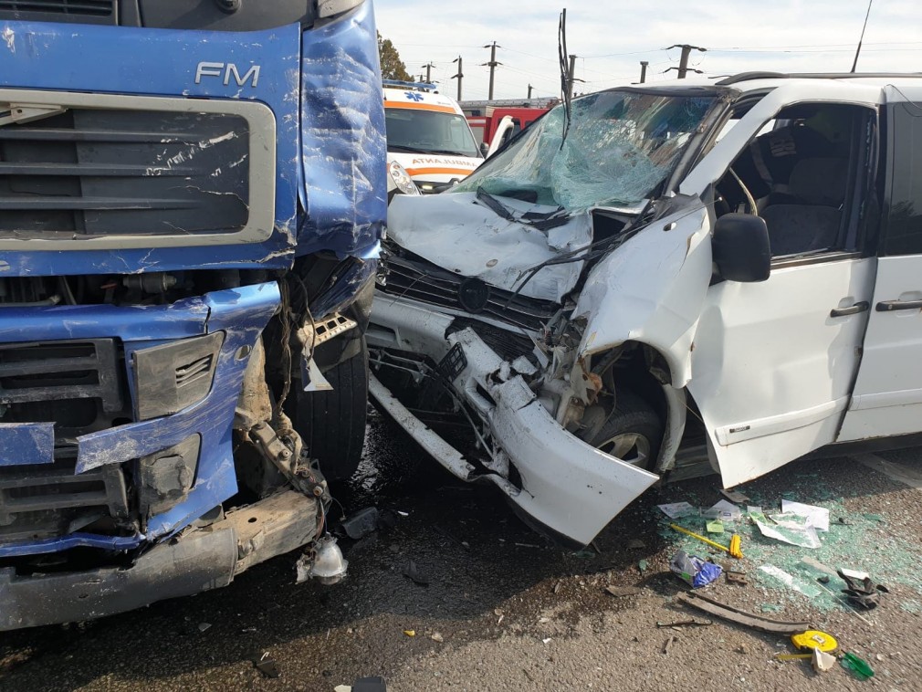 Culpă în lanț în accidentul dintre un camion, microbuz și mașină