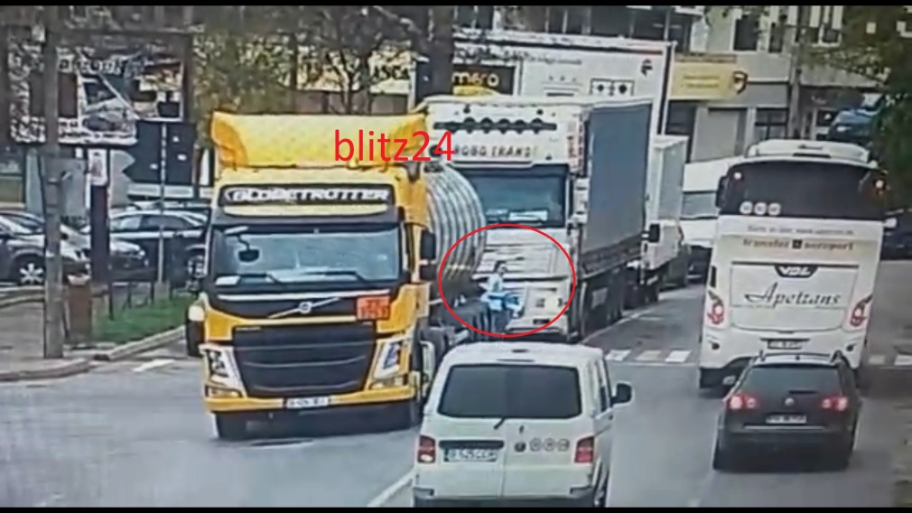 VIDEO. O femeie din Râmnicu Sărat, victimă a unghiului mort al unui camion ucrainean