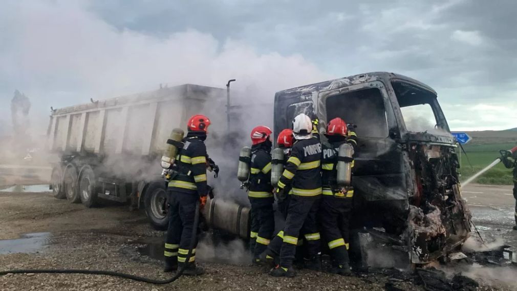 Camion în flăcări. Daună totală