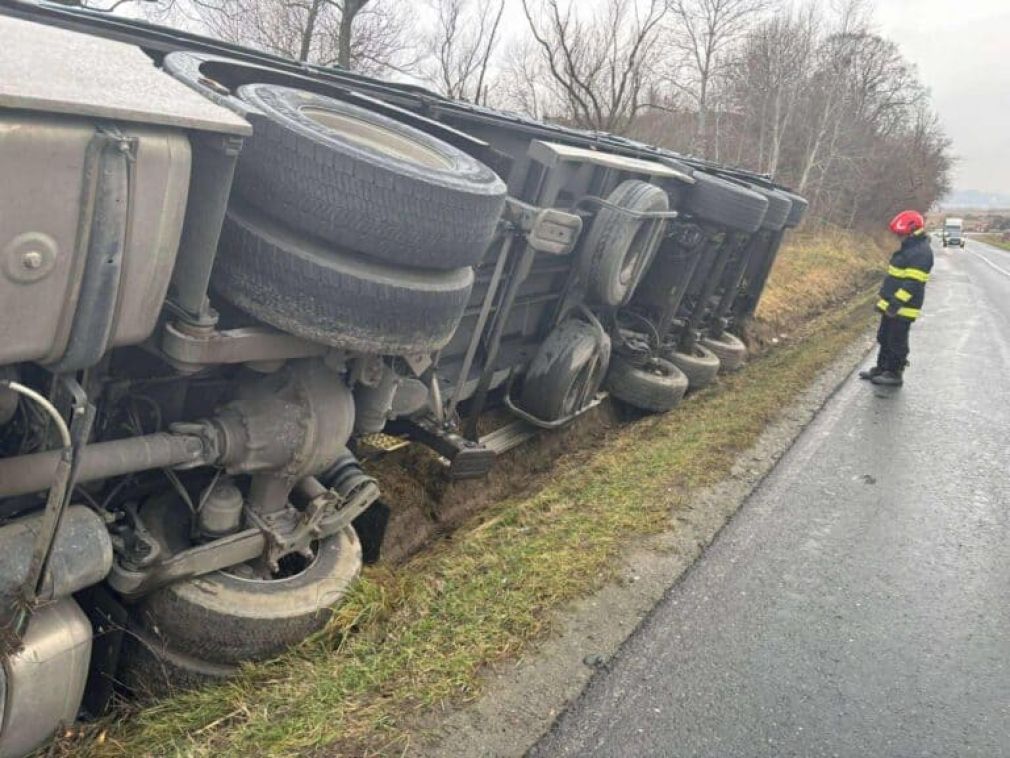 Un șofer beat a aruncat camionul în șanț