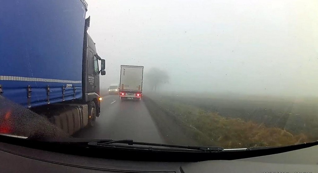 VIDEO. Șofer de camion evită, la limită, 3 coliziuni frontale. Depășiri pe linie continuă