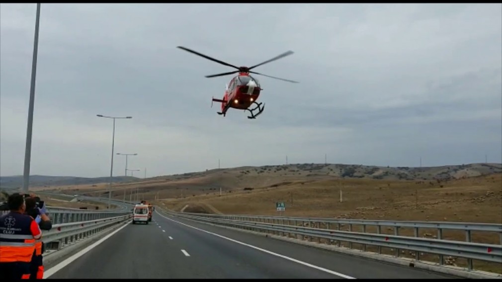 VIDEO. CAMION răsturnat pe autostradă. A intervenit elicopterul SMURD