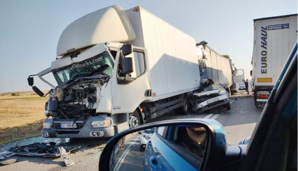 Accident cu 4 camioane și un autoturism pe drumul european E 574, în Olt
