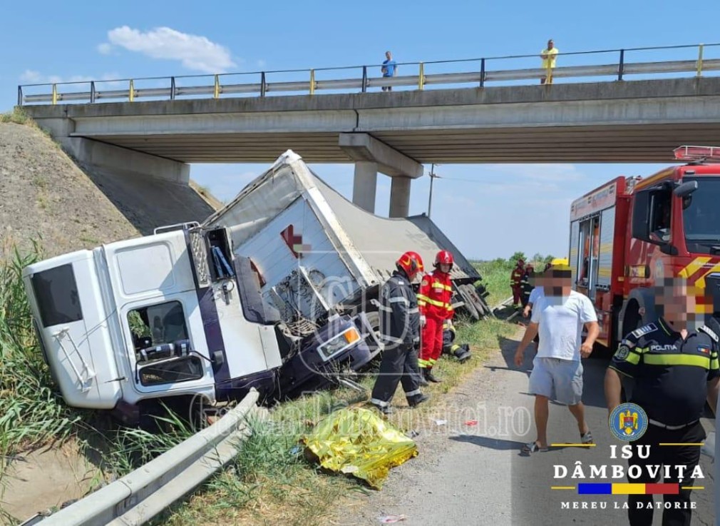 VIDEO. 3 oameni au murit, alți 4 au fost răniți. Un camion s-a izbit de o dubă oprită pe banda de urgență