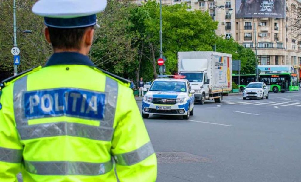 Un camion a lovit năprasnic un autoturism