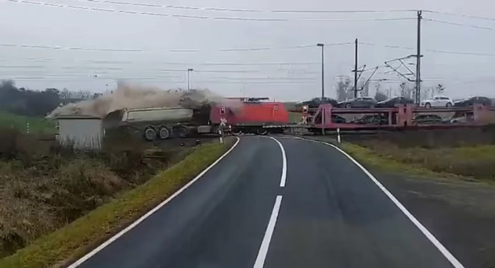 VIDEO Un camion a rămas blocat pe calea ferată. Trenul l-a spulberat