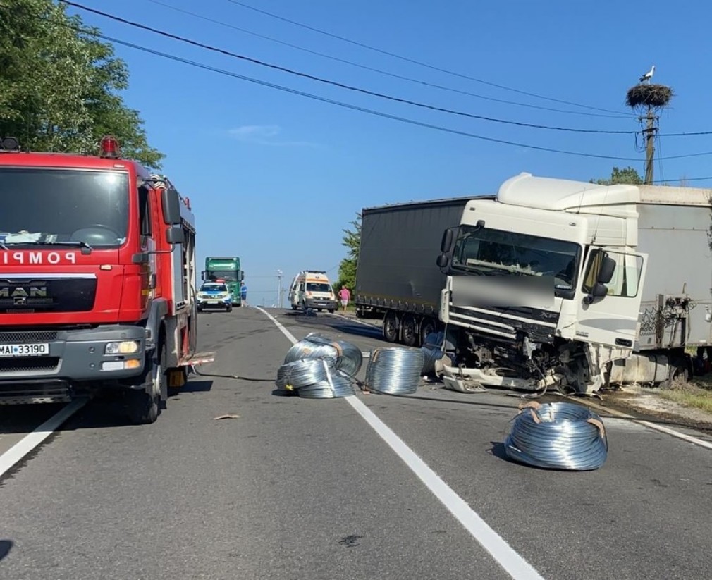 Trei morți după ce un camion s-a ciocnit cu un autoturism