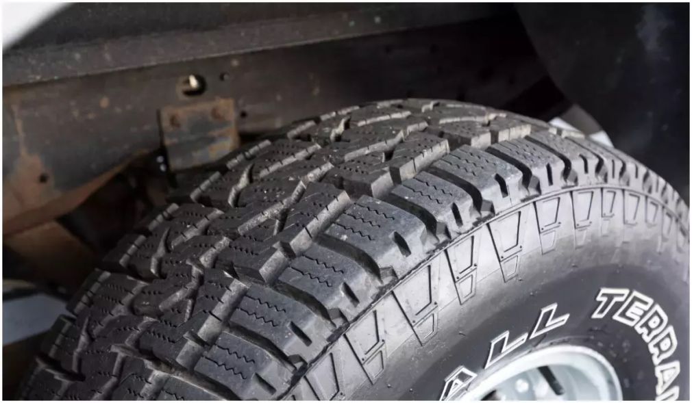 Roțile unui camion s-au desprins în mers și au lovit mai multe mașini