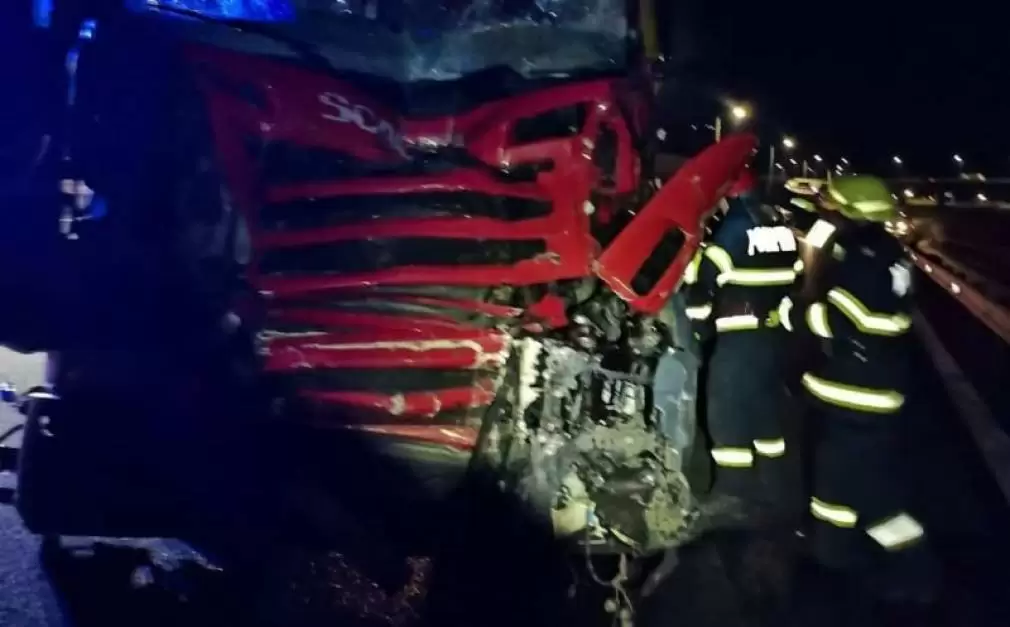 Două camioane ar fi intrat în coliziune pe Autostrada 10