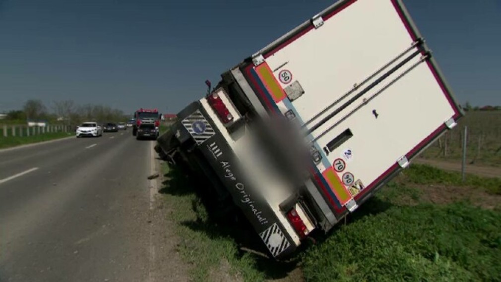 VIDEO. Constanța. Un camion a ieșit în viteză de pe o șosea și s-a răsturnat