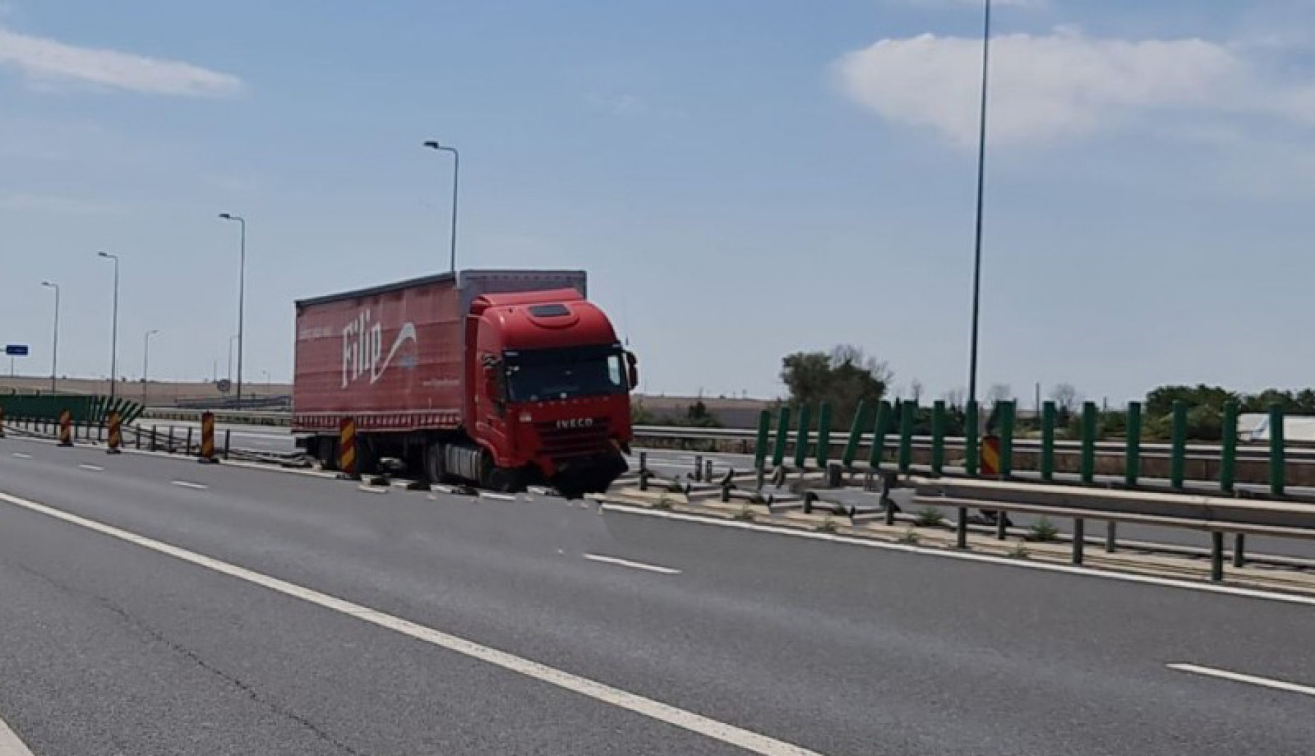 VIDEO. Un camion de la Filip a intrat în parapet pe autostrada A4