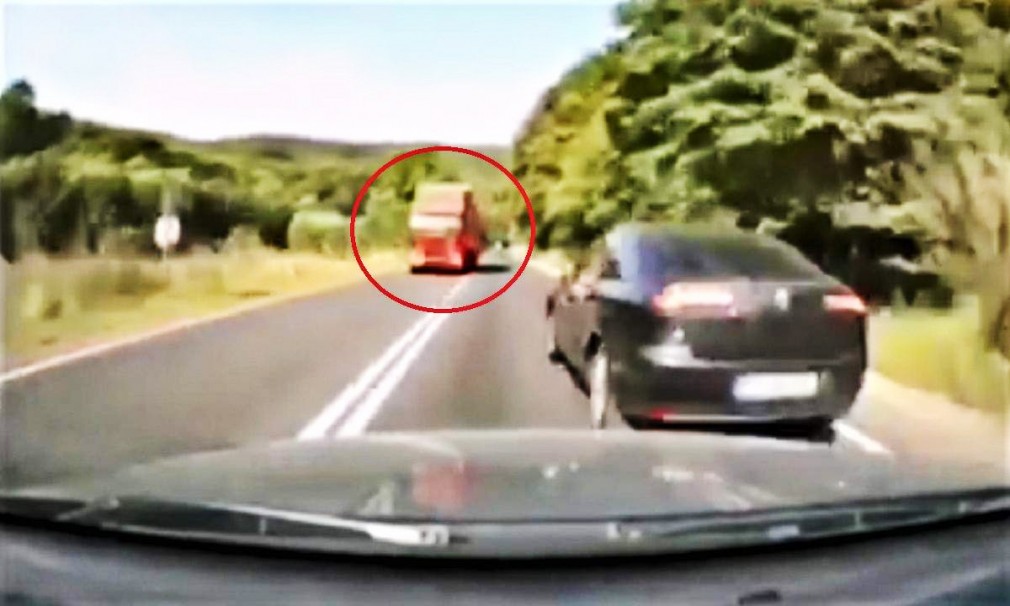 VIDEO: Imagini de infarct, autoturism la un pas să fie aruncat în camion