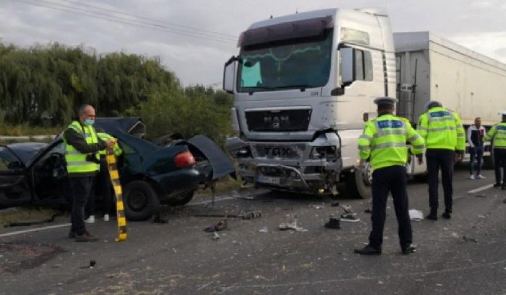 Doi bărbați au murit după ce o mașină s-a izbit violent de un camion