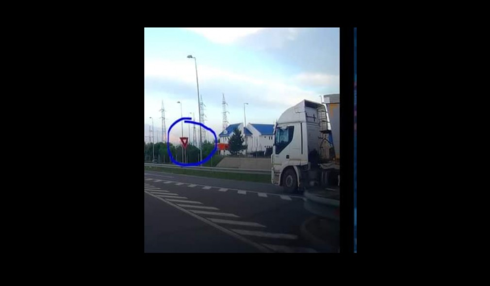 VIDEO Un șofer de camion nu a văzut semnul de cedează trecerea. La un pas de tragedie
