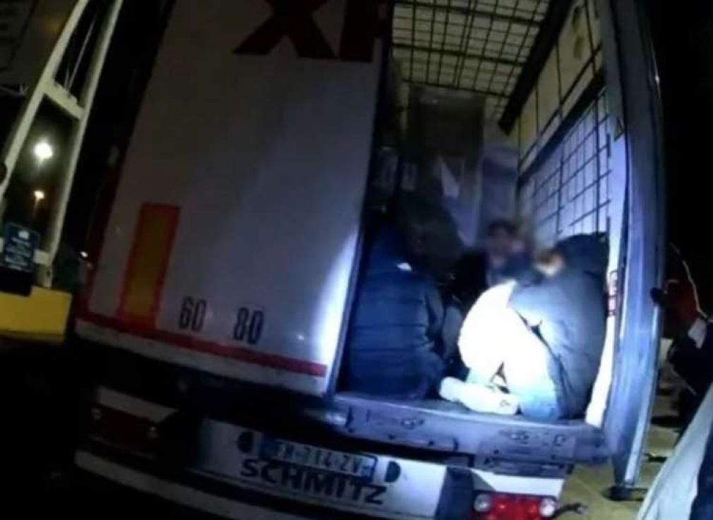 Șofer de camion român condamnat la închisoare după ce a încercat să transporte 10 imigranți