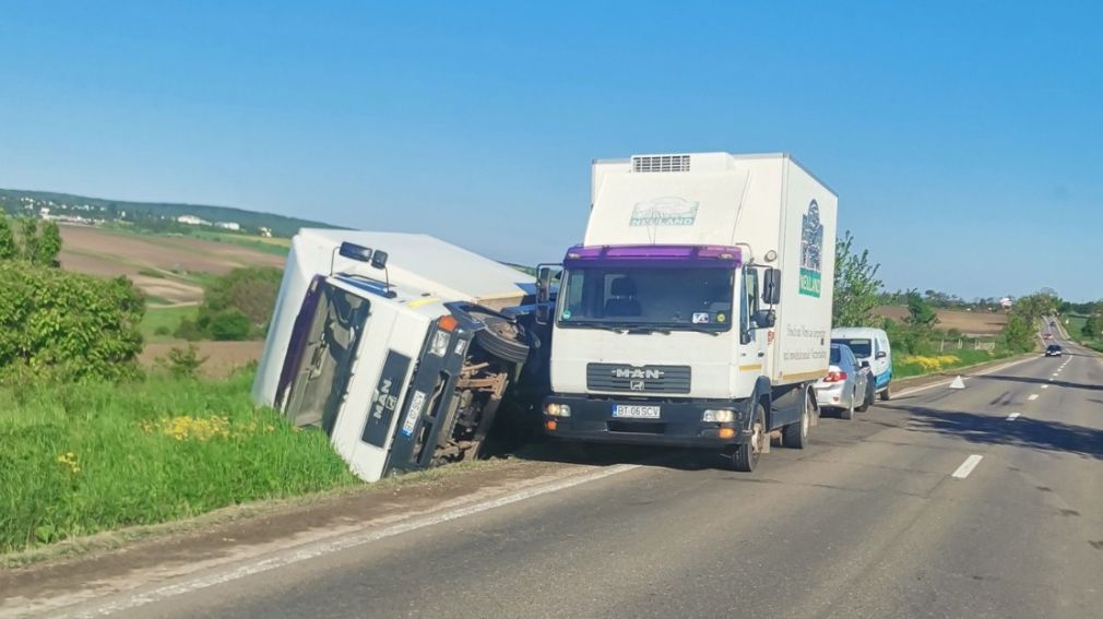 Un camion a căzut în șanț. Poliția a intervenit