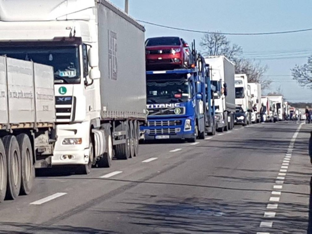 Cozi de șase kilometri pentru camioanele care ies din România prin vama Giurgiu-Ruse