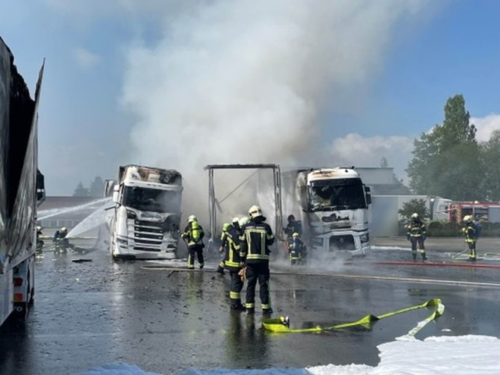Un român cu arsuri grave, după ce a încercat să stingă un incendiu care a cuprins cinci camioane
