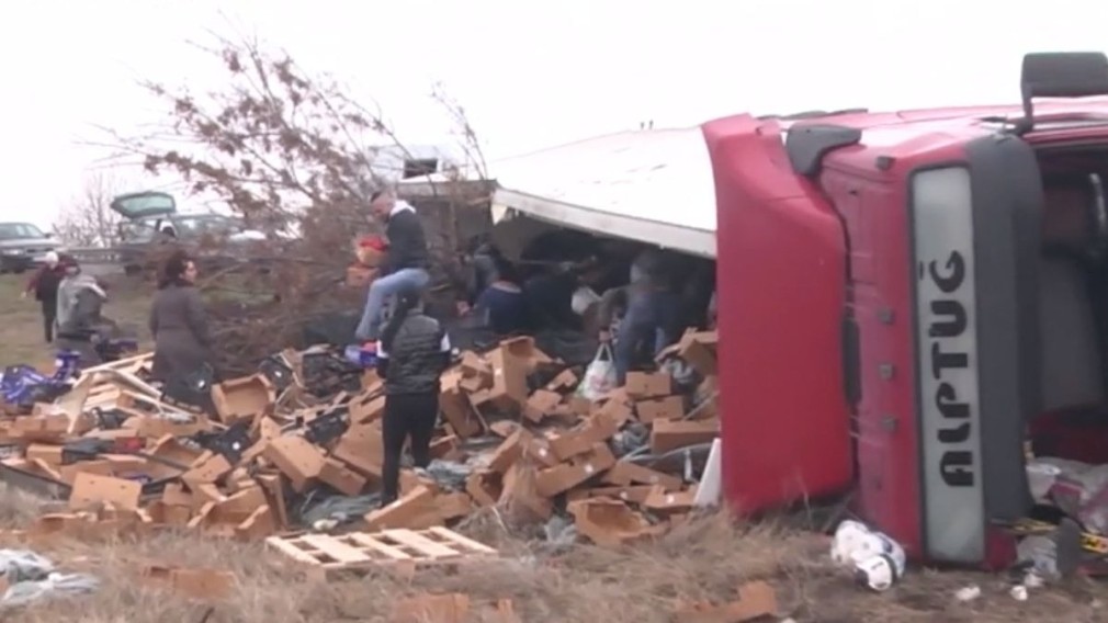 VIDEO Un sat întreg a dat „atacul” la marfa scursă dintr-un camion