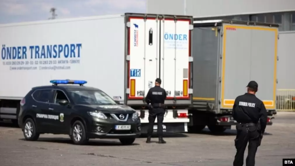 Cum sunt „jefuiți” șoferii români de camion de 40 euro la granița cu Bulgaria