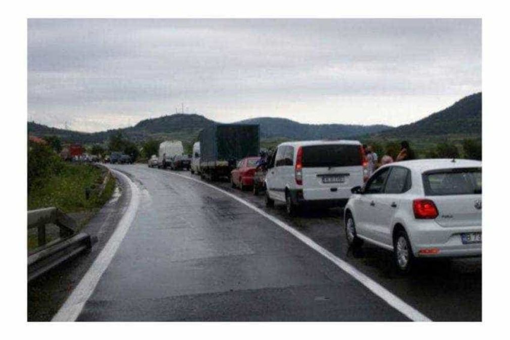 Traficul s-a desfășurat greu pe Valea Oltului: Camion defect