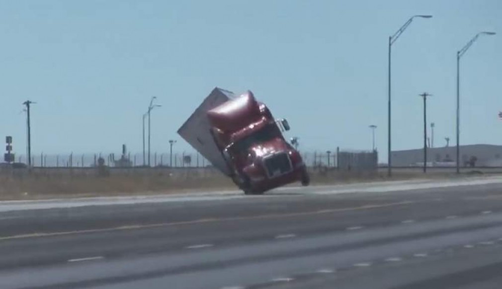 VIDEO: Texas- camion răsturnat de vânt pe autostradă