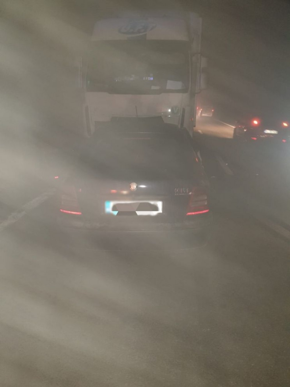 Un camion si un autoturism s-au lovit pe timp de ceață