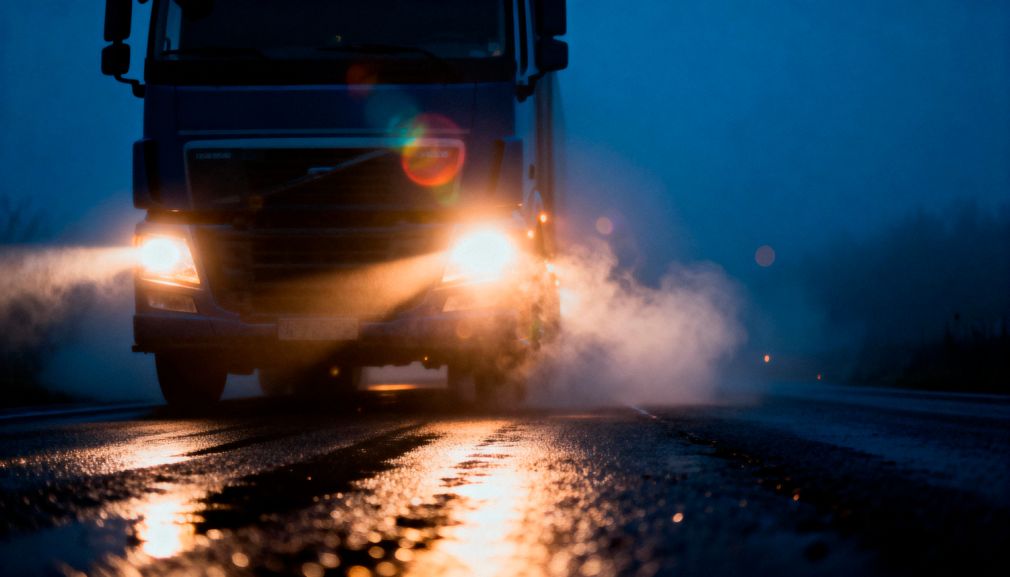 Un camion a lovit parapetul și s-a răsturnat. A intervenit armata pe autostradă