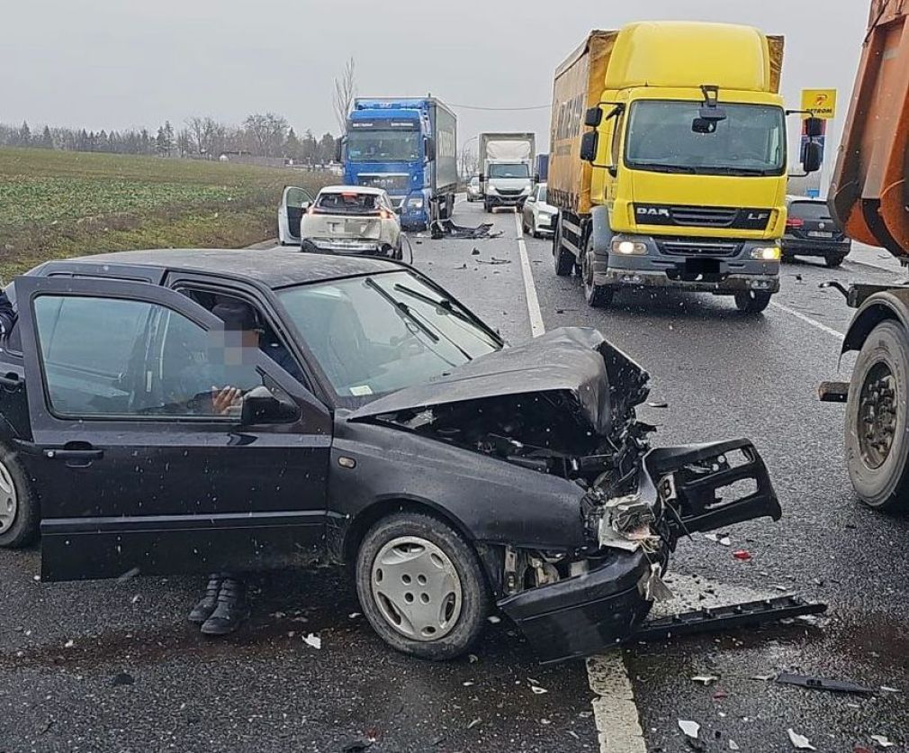 Accident cu 3 mașini și un camion. Trafic paralizat