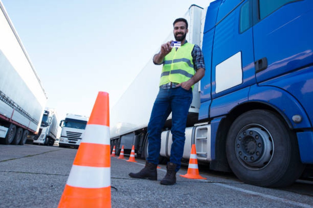 Șoferii de camion pot învăța pentru examenul de permis (proba teoretică) „la distanță”