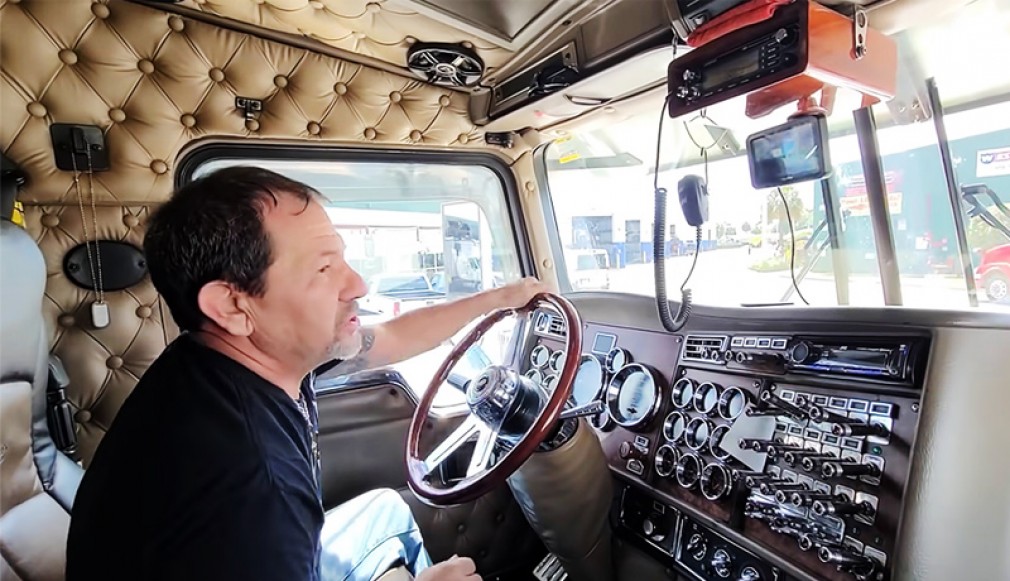 VIDEO. Un șofer profesionist munceşte și locuiește de 30 de ani în camionul său