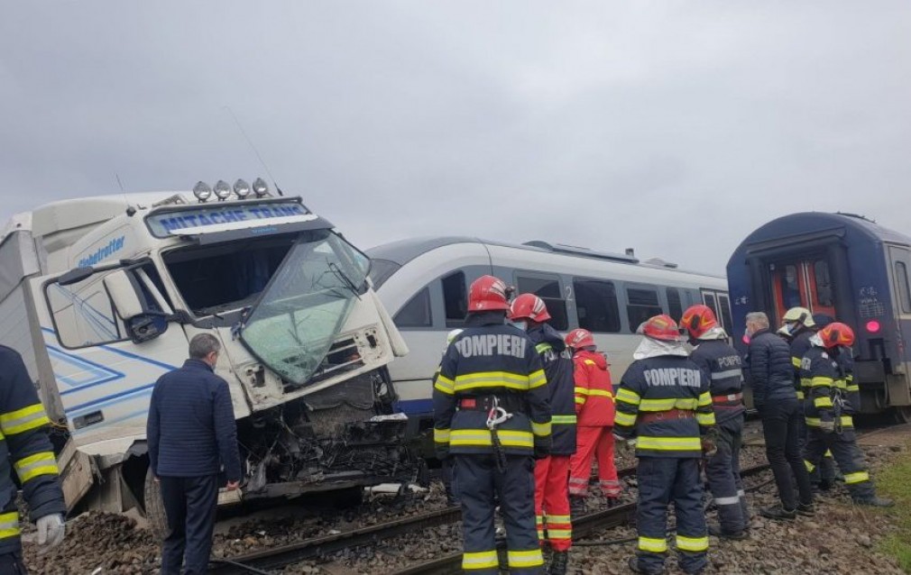 ALERTĂ. Un camion a fost lovit de tren la Vaslui
