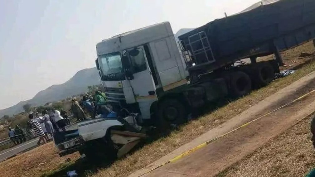 VIDEO. 21 de morți, între care 19 copii, după ce un autocamion a intrat într-o camionetă plină cu elevi care veneau de la școală