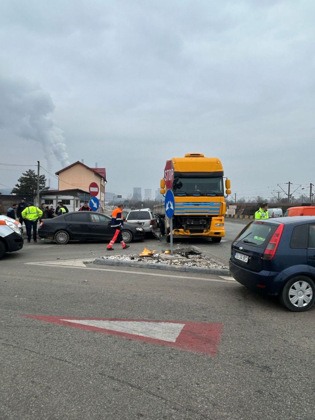 Două autoturisme și un camion, carambol la Rovinari