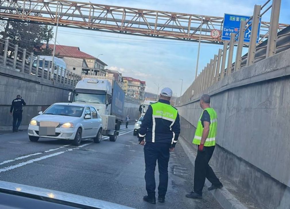 Ce se întâmplă când un camion face pană pe un drum aglomerat?