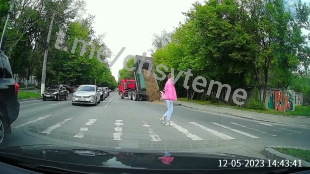 VIDEO Un şofer de camion şi-a descărcat bena din greşeală de-a lungul unei străzi