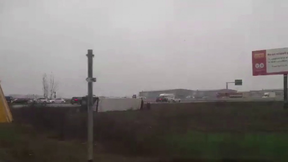 VIDEO. Camion răsturnat pe Centura Ploiești