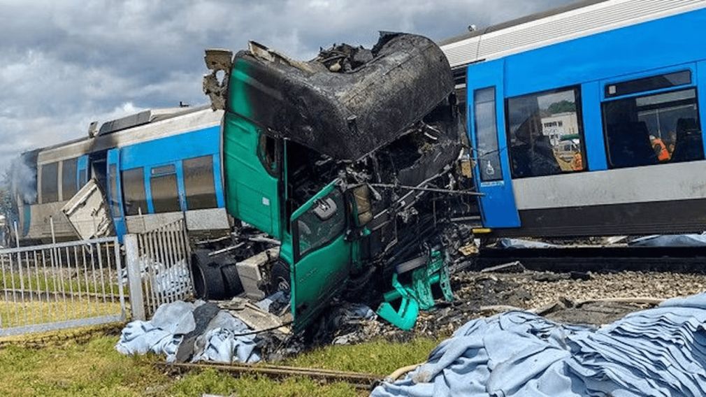 Un tren de pasageri a spulberat un camion. Număr mare de răniți