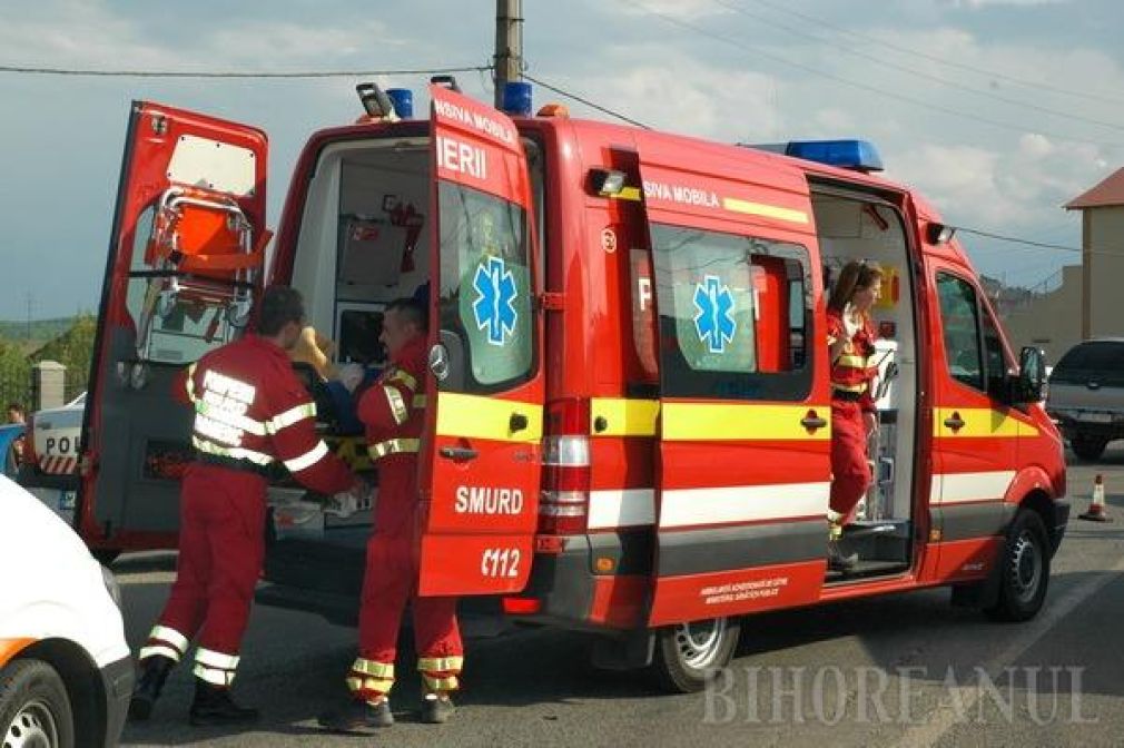 Morți și răniți, după ce o mașină s-a izbit violent de un utilaj agricol