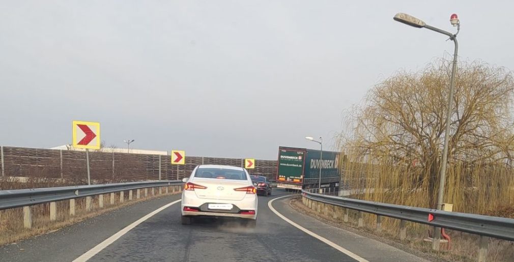 Camion defect. Trafic blocat la urcarea pe autostradă de la Aeroportul Arad spre Nădlac