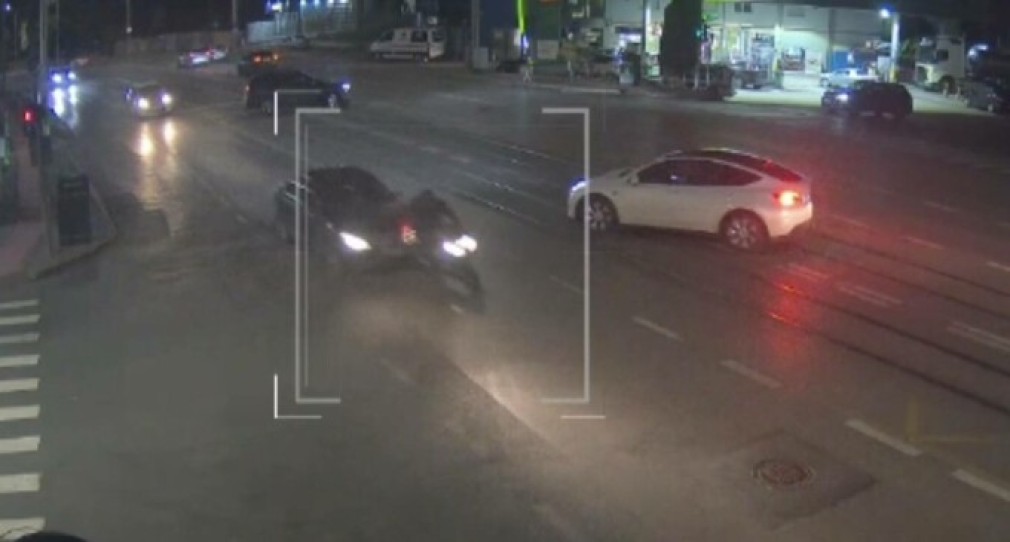VIDEO. Iași. A fost găsită șoferița care a proiectat un motociclist într-un refugiu de tramvai