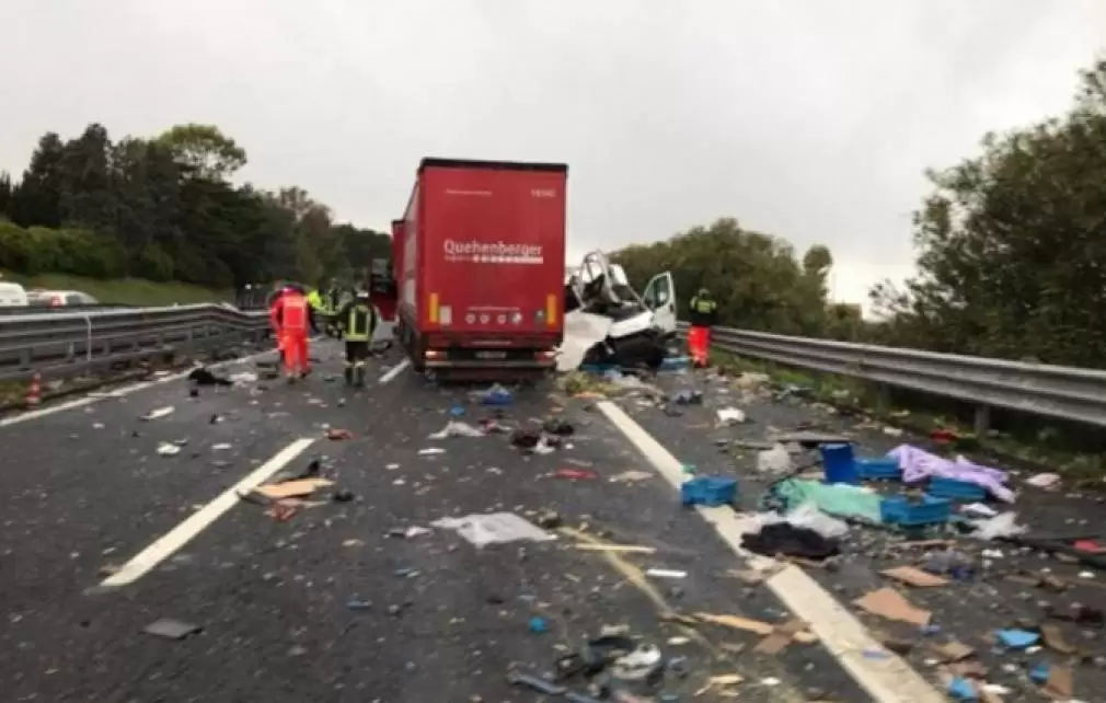 Duba unui român s-a dezintegrat, în Italia, în urma impactului cu un camion