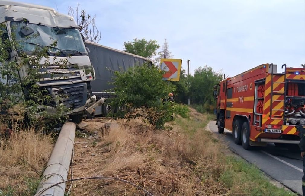 Un camion încărcat cu fier vechi a derapat şi a pus la pământ un gard, un stâlp