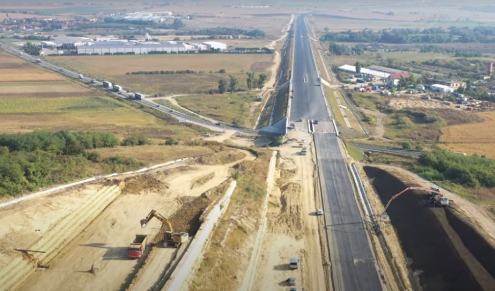 VIDEO. Primul strat de asfalt pe Autostrada Sebeș – Turda la alunecarea de teren de la Oiejdea